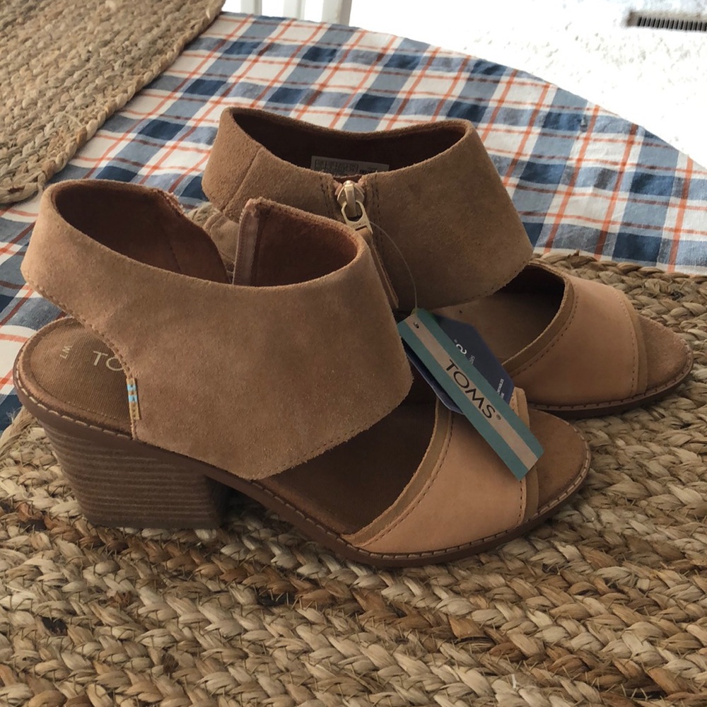 TOMS block heel in honey oiled nubuck/suede.